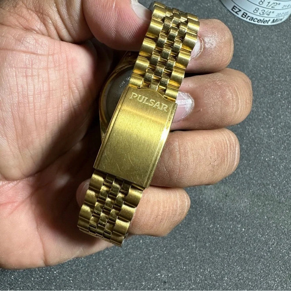 Vintage PULSAR Mens Quartz Watch Day Date Gold Tone Working V533-8B50 *READ* - Picture 8 of 10